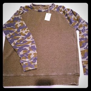 Men’s Lucky Brand camo sleeved sweatshirt.